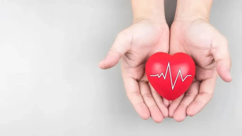 5 hábitos nocturnos que tu corazón agradecerá para bajar la tensión alta