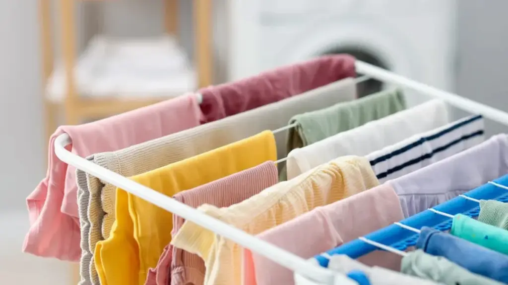 6 trucos maestros para secar tu ropa cuando la lluvia no da tregua