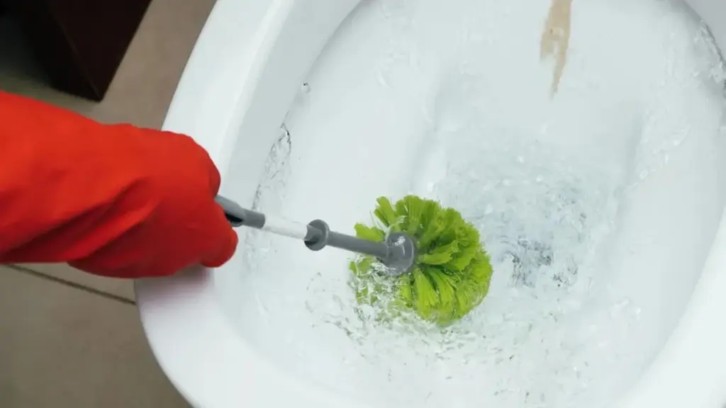 Despídete para siempre de las manchas de cal en el WC: el truco casero que te ahorrará dinero y esfuerzo