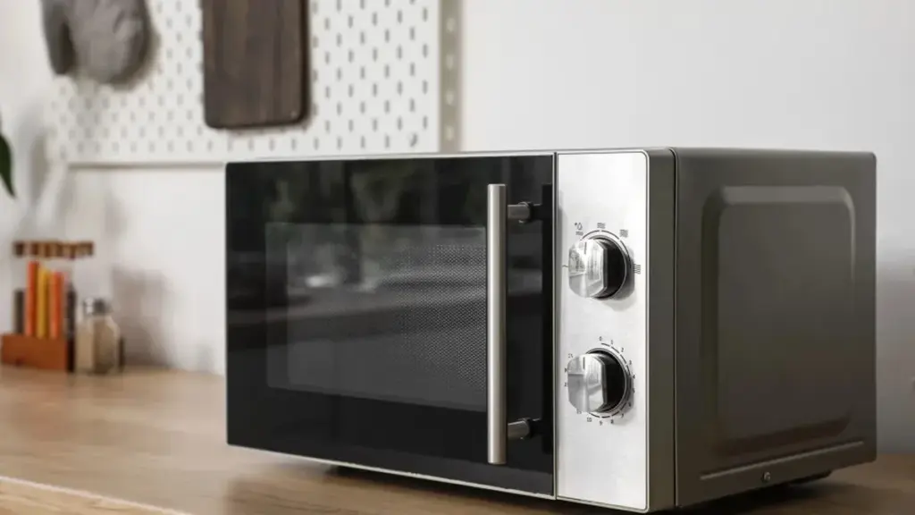 Diez cosas que nunca deberías meter en el microondas (y por qué)
