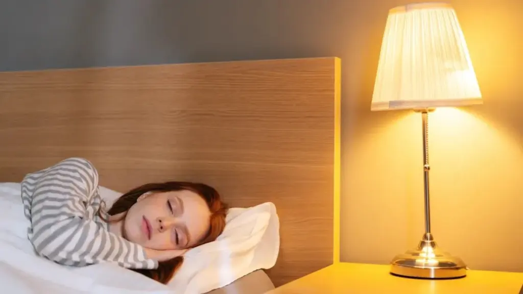 Dormir con luces encendidas aumenta el riesgo cardíaco: el estudio que lo confirma