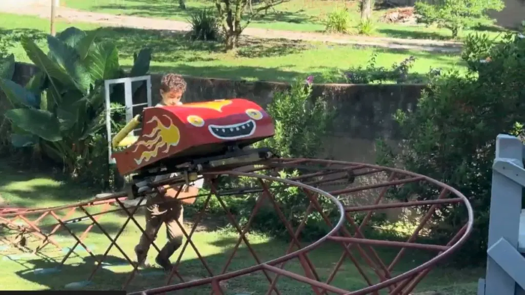 Familia desafía la gravedad: construyen montaña rusa en su patio trasero