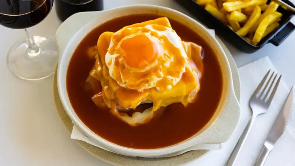 La Auténtica Receta de Francesinha de Joana Barrios que Te Hará Llorar de Placer