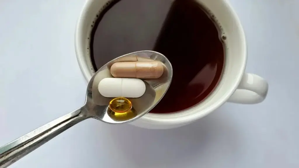 Las vitaminas que nunca debes tomar con café: El error que cometen millones y sus consecuencias