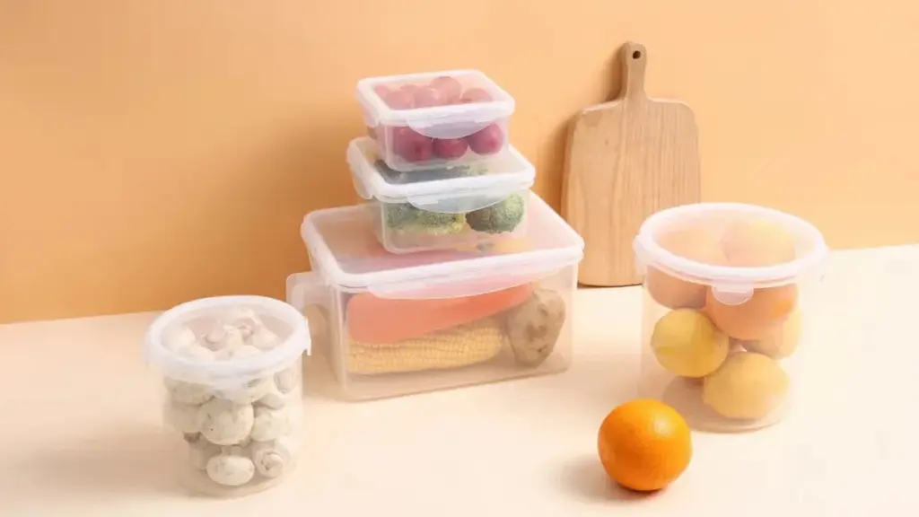 ¿Por qué deberías dejar de guardar estos 5 alimentos en plástico? La ciencia detrás.