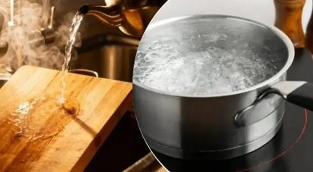 Por qué no debes verter agua hirviendo en tu fregadero: ¡los fontaneros advierten de los peligros!