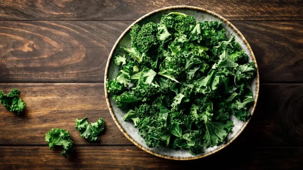 Por qué siempre debes lavar la col rizada dos veces