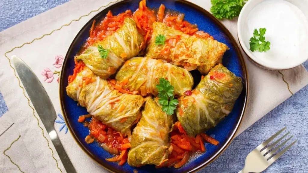 Salsichas em couve-lombarda. Vai ser difícil resistir a este clássico