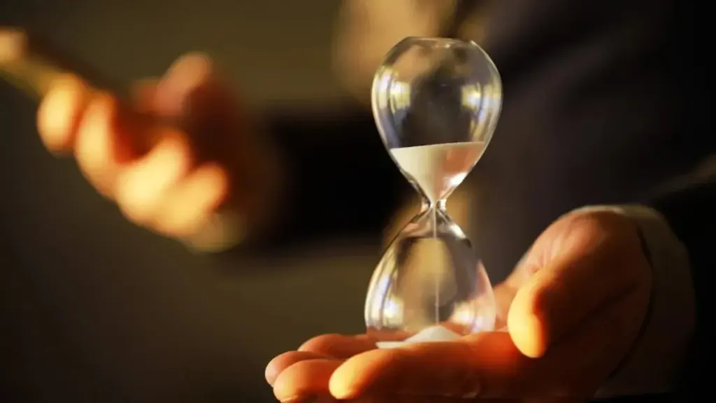 ¿Sientes que el tiempo vuela? Un psicólogo de Stanford explica el fenómeno y cómo frenarlo