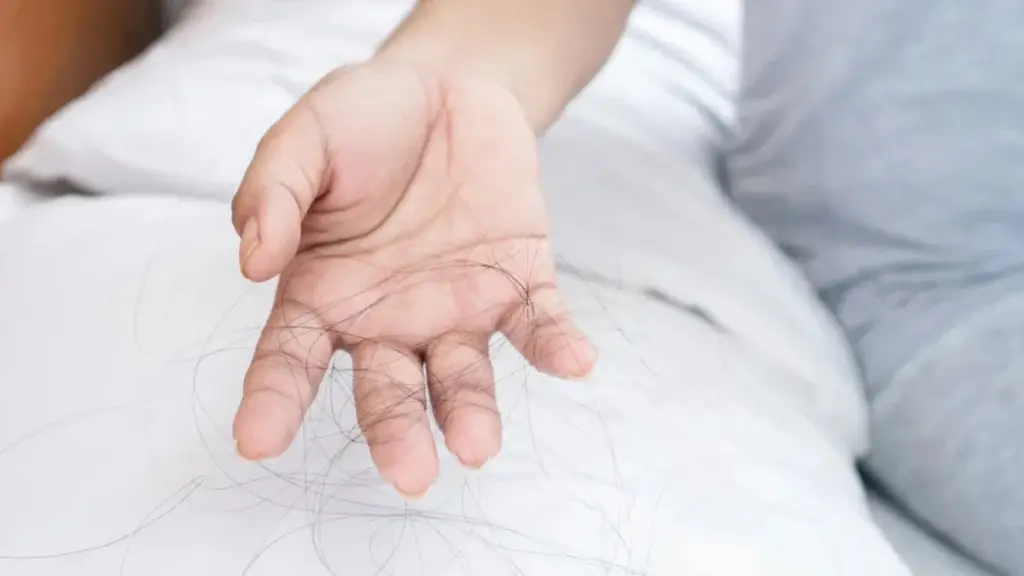 ¿Tu almohada te quita el pelo? Descubre los hábitos nocturnos que lo frenan