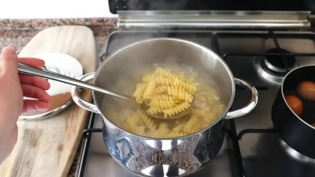 ¿Aceite en la pasta? El truco que te salva de una masa pegajosa