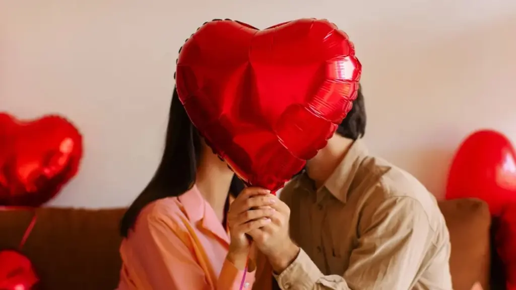 Besarse es tan bueno para tu salud como un yogur probiótico: la ciencia lo confirma