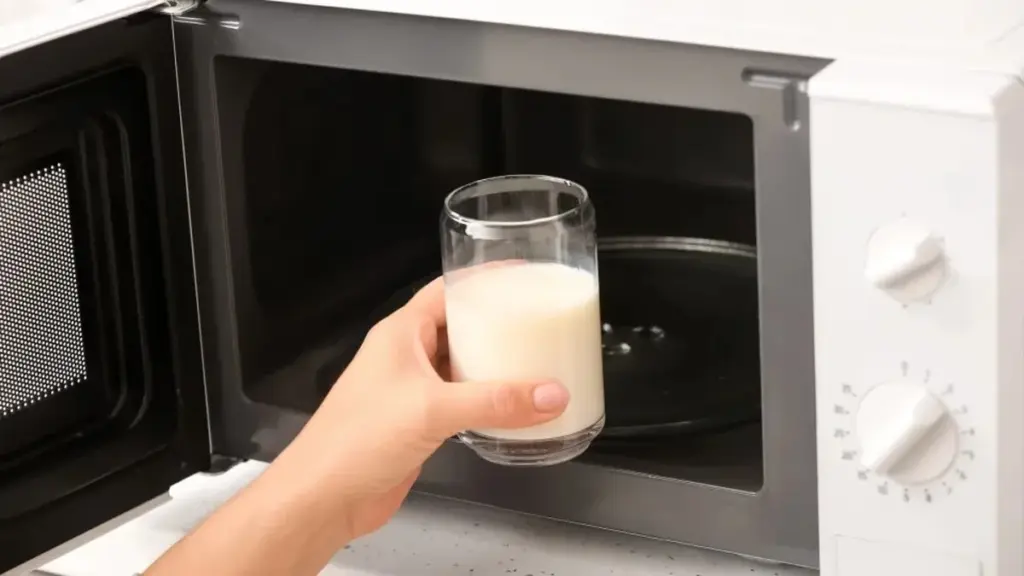 ¿Calientas leche en el microondas? Cuidado, podría ser peligroso