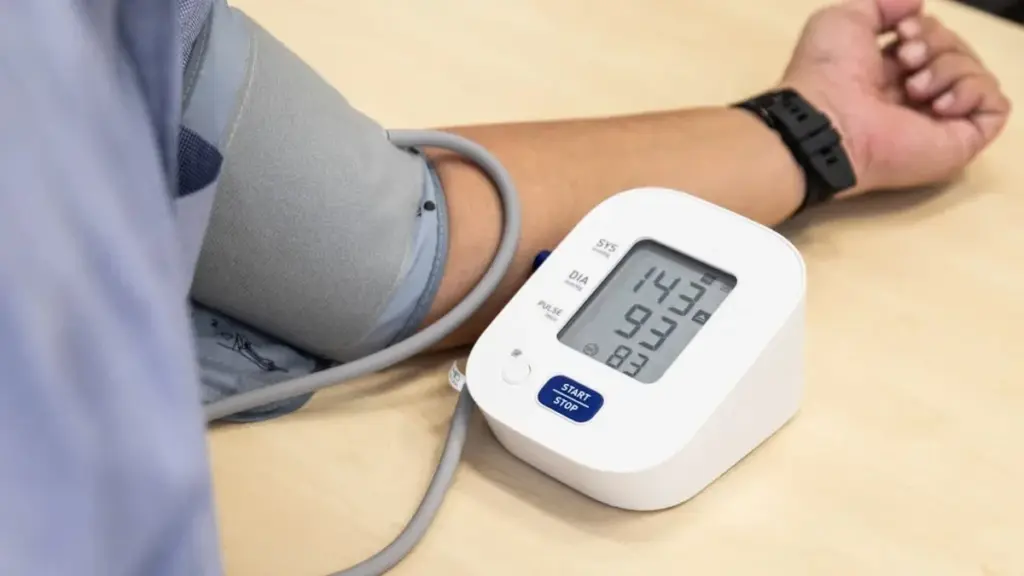 Cardiólogos revelan los 5 errores comunes al medir la presión arterial en casa