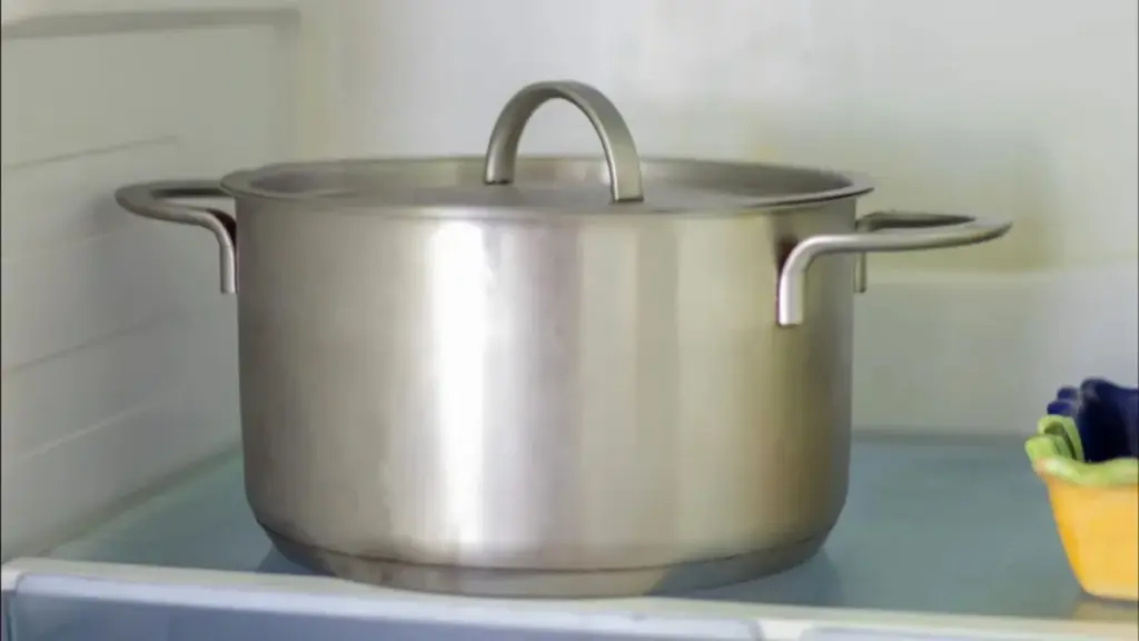 ¿Dejar comida en la olla? Lo que sucede y cómo evitar riesgos