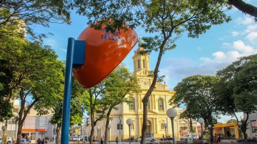 El colosal orelhão de 7 metros que desafía la era digital a 98 km de São Paulo