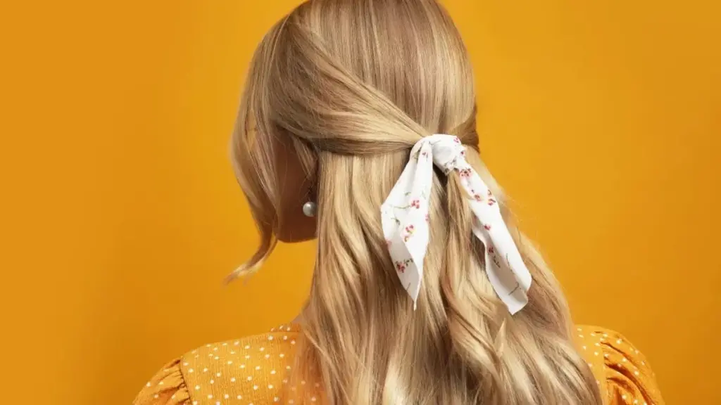 El pañuelo en el pelo: 11 formas de revolucionar tu look este año