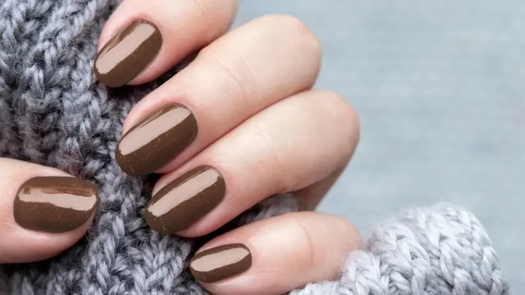 El rosa pálido y el rojo cromado: las 8 manicuras que dominarán febrero