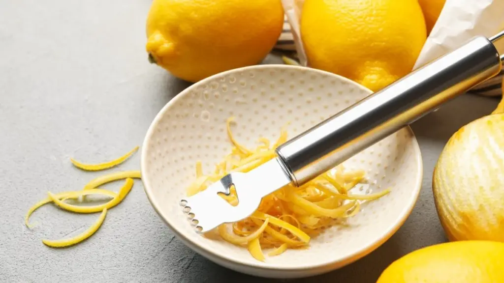 El secreto de los pasteleros para un bizcocho de chocolate irresistible: la ralladura de limón