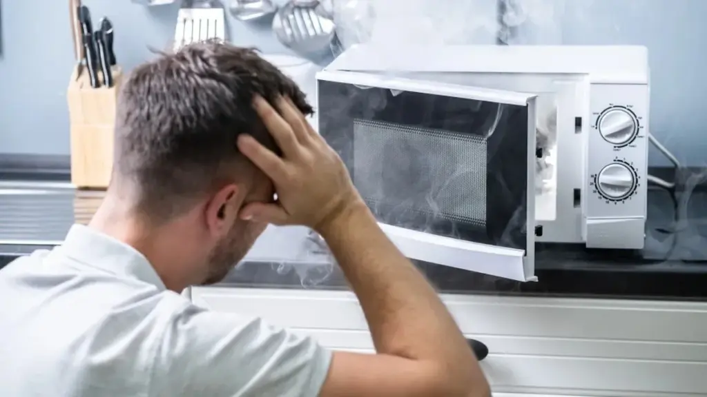 El secreto para que tu microondas dure años: 12 errores que todos cometemos
