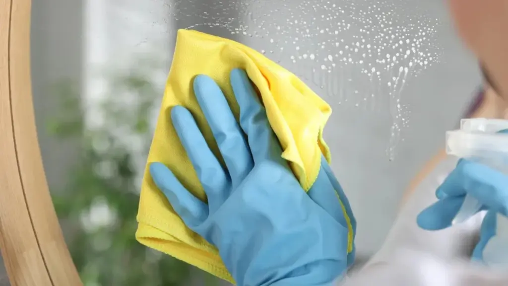 El truco de cocina que deja los espejos impecables sin usar limpiacristales.