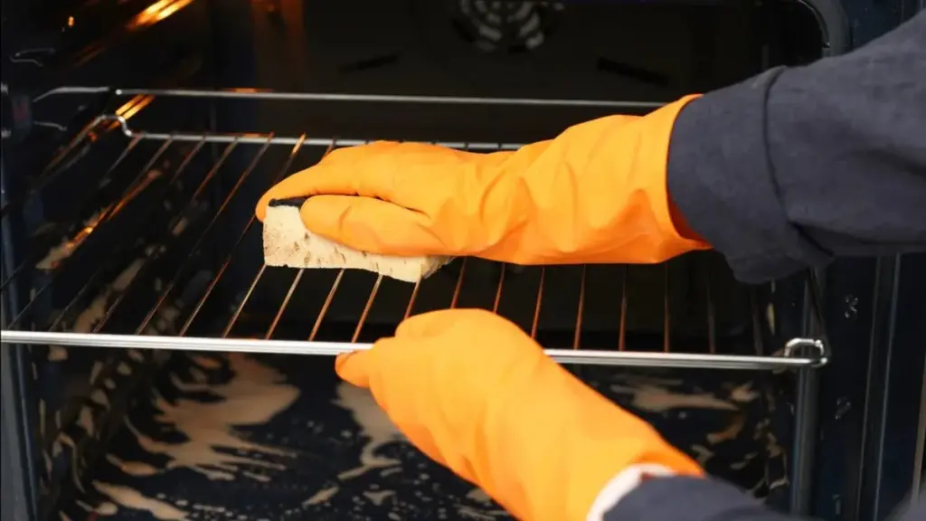 El truco del bicarbonato: Despídete de las rejillas del horno pegajosas para siempre