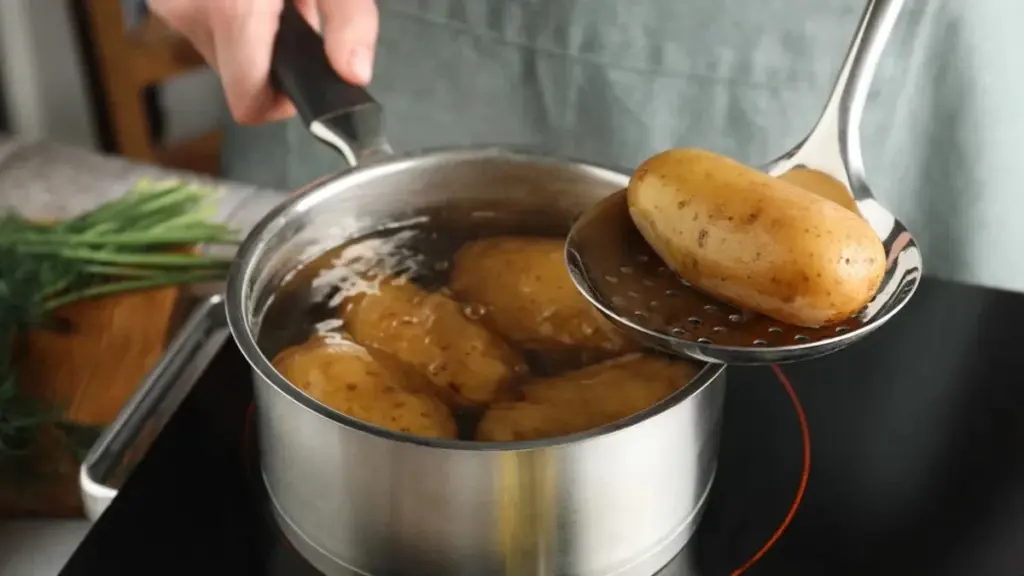 El truco genial para cocer patatas en minutos: un ingrediente secreto que cambiará tu cocina