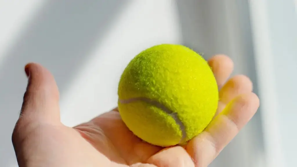 El truco insólito con una pelota de tenis que te salvará en tu próximo viaje