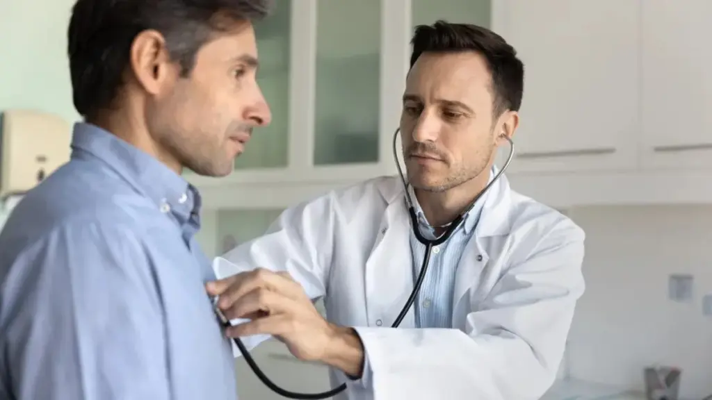 Falta de aire al caminar: la señal cardíaca que los médicos advierten no ignorar