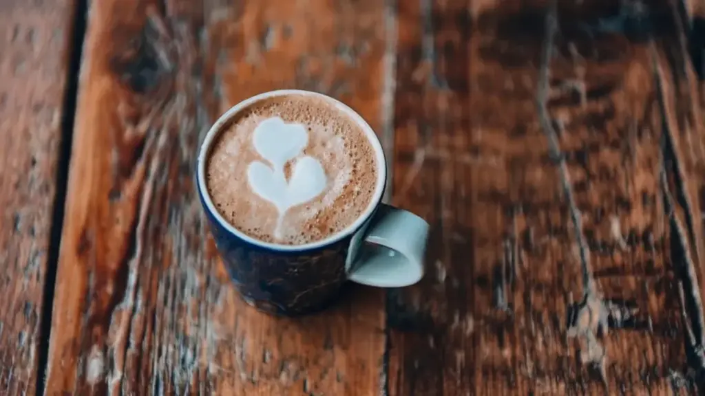 La especia secreta que eleva tu café: Más allá de la canela para un foco imparable