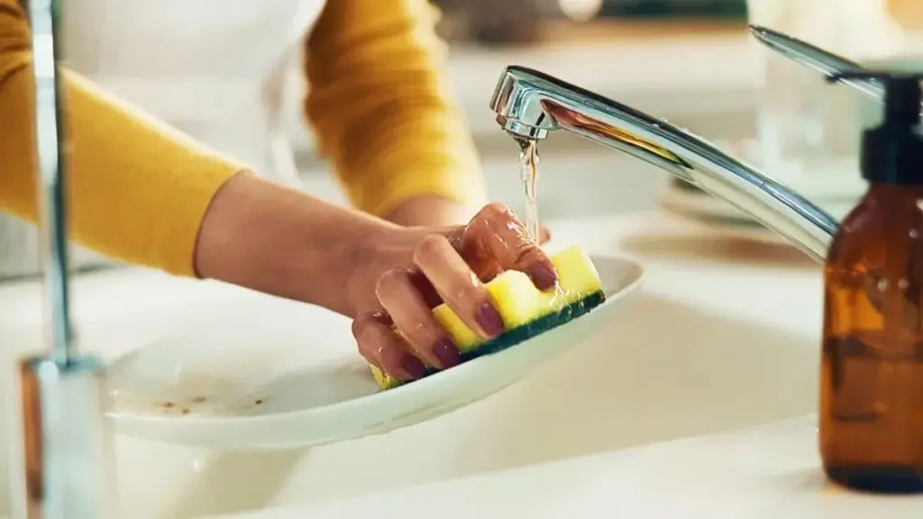 La esponja de cocina que debes cambiar cada semana (y la mayoría ignora)