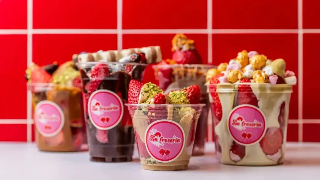 La Fresería revoluciona Portugal: Copos de fresa con explosión de 'toppings' llegan a Oporto