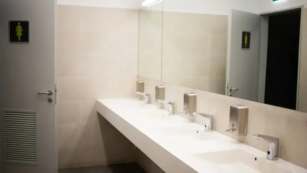 La "nube de heces" invisible: el error que todos cometemos en baños públicos