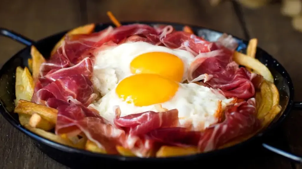 La receta secreta de huevos rotos con jamón que se hace en 20 minutos