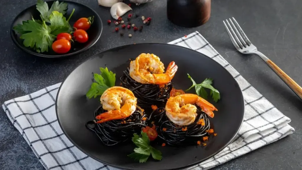 La receta secreta de espagueti negro con camarones de la chef Cátia que te conquistará