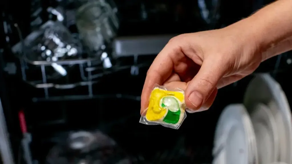 No es un truco: por qué no debes tirar la pastilla del lavavajillas al fondo