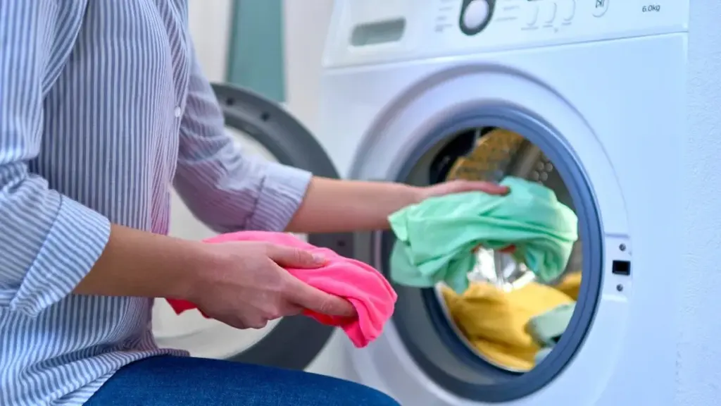 Ocho cosas que jamás deberías lavar con agua fría en la lavadora