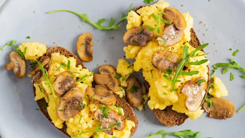 Olvida los huevos aburridos: 3 recetas con un toque que te harán cenar diferente