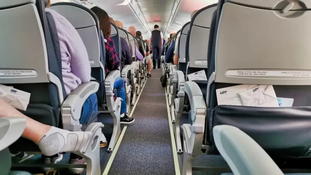 Por que nunca mais vai querer tirar os sapatos num avião, segundo assistentes de bordo