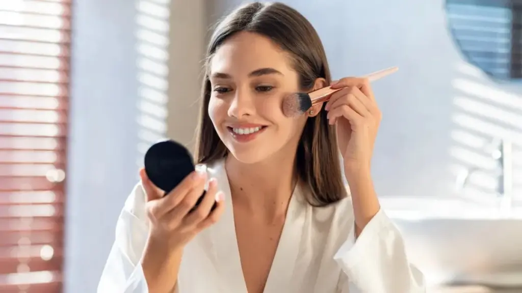 ¿Sabes usar el rubor? 5 errores comunes en tu maquillaje que te hacen ver mayor