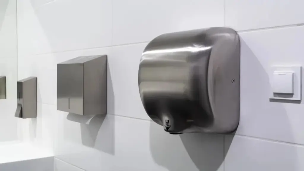 Secador vs. Papel: El Duelo de Higiene en WC Públicos