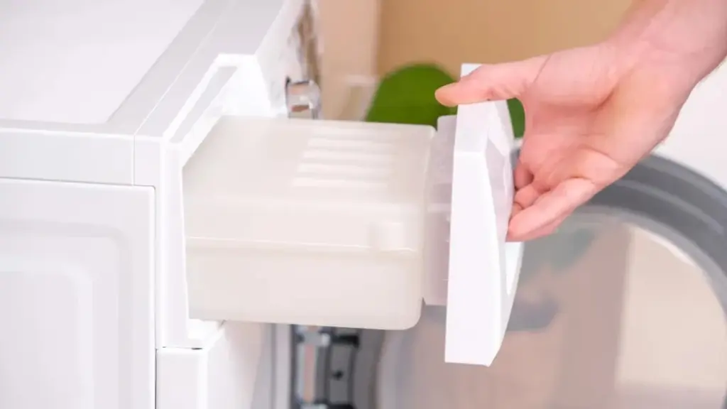 ¿Tiras el agua de tu secadora? 5 usos secretos que te sorprenderán