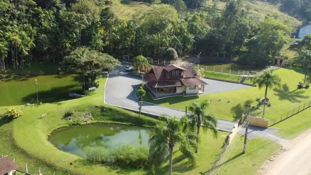 Tres lagunas y casa rústica: tu refugio de ensueño por R$ 2,8 millones en Pomerode