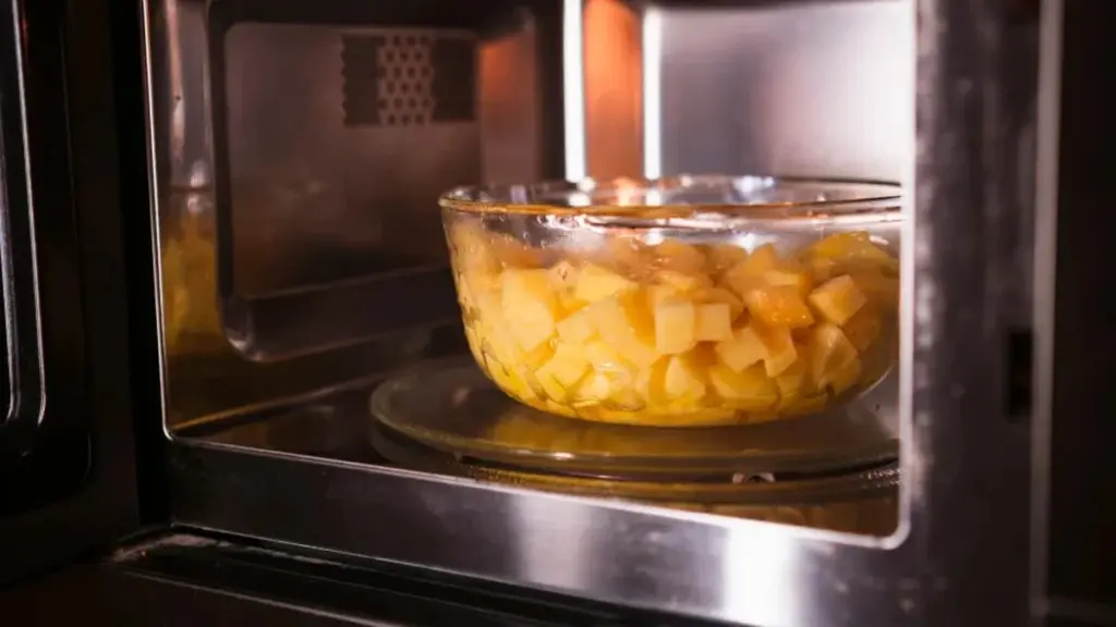 10 comidas que salvan tu día preparadas en microondas (y no son solo recalentar)