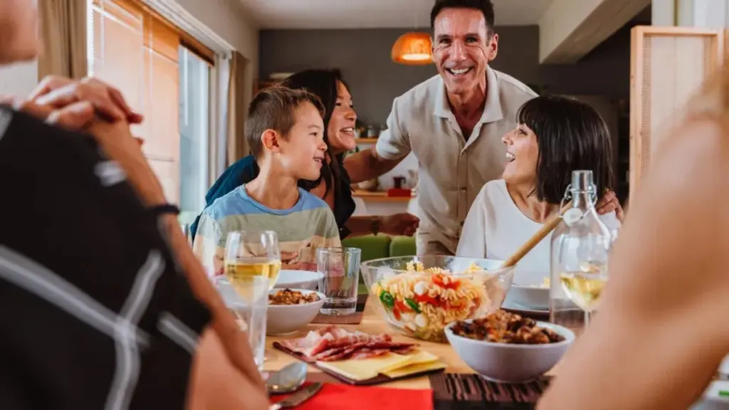 4 costumbres "anticuadas" al recibir visitas: ¿cuáles deberías mantener hoy?