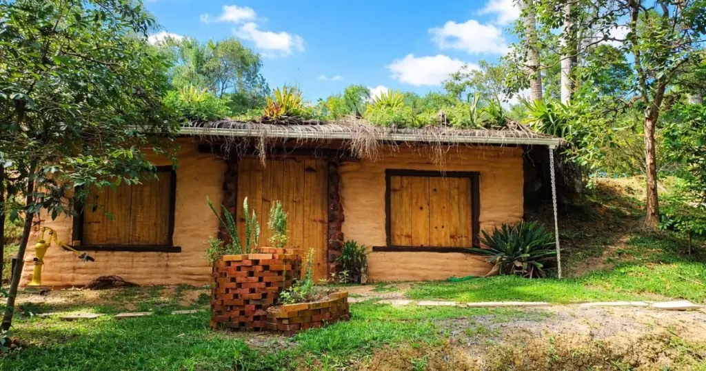 Casas hechas con sacos de patatas: la sorprendente técnica de construcción sostenible