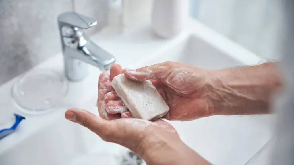 Cinco superficies que nunca deberías limpiar con jabón (y las consecuencias desastrosas)