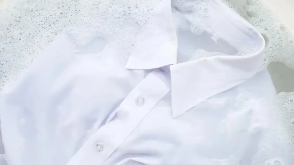 Cómo eliminar las manchas amarillas del sudor de tus camisas blancas