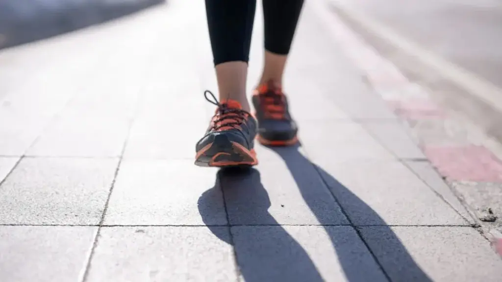 Cuántos minutos caminar al día para perder peso después de los 50
