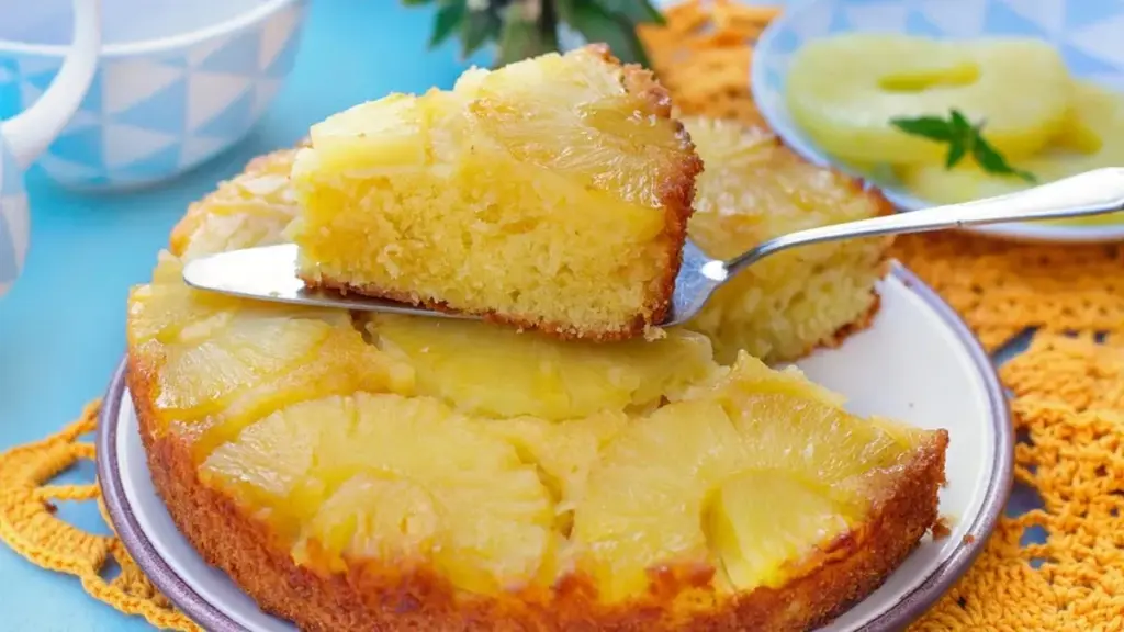 El pastel de piña perfecto en minutos: El truco que todos están usando